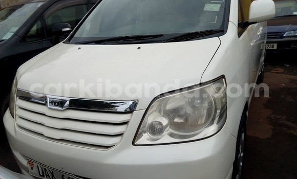 Gura Yakoze Toyota Noah White Imodoka i Kampala mu Uganda Gura Yakoze Toyota Noah White Imodoka i Kampala mu Uganda