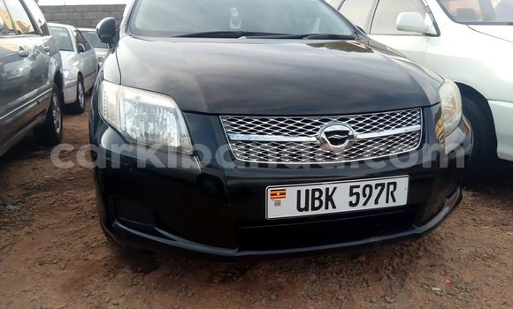 Gura Yakoze Toyota Fielder Black Imodoka i Kampala mu Uganda