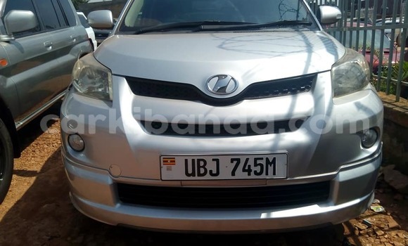 Gura Yakoze Toyota IST Silver Imodoka i Kampala mu Uganda