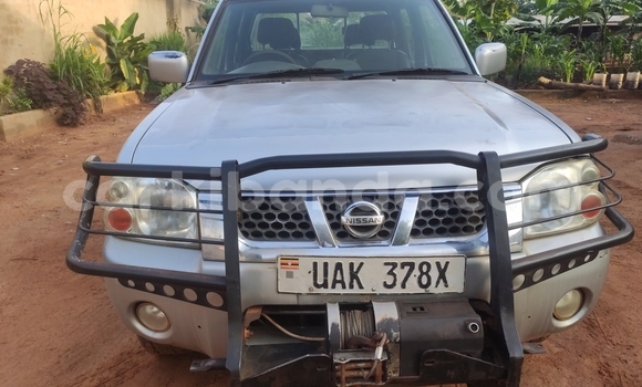 Nunua Ilio tumika Nissan Hardbody Fedha Gari ndani ya Kampala nchini Uganda