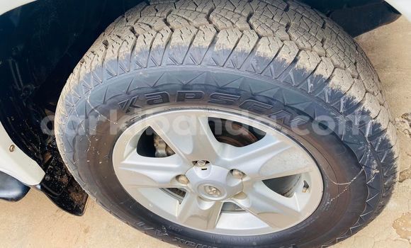 Nunua Ilio tumika Toyota Land Cruiser Nyeupe Gari ndani ya Kampala nchini Uganda Nunua Ilio tumika Toyota Land Cruiser Nyeupe Gari ndani ya Kampala nchini Uganda