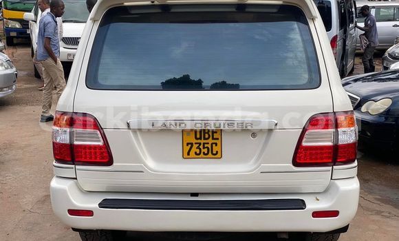 Nunua Ilio tumika Toyota Land Cruiser Nyeupe Gari ndani ya Kampala nchini Uganda Nunua Ilio tumika Toyota Land Cruiser Nyeupe Gari ndani ya Kampala nchini Uganda