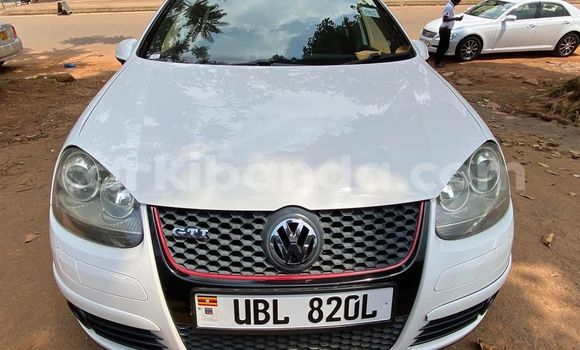 Gura Yakoze Volkswagen Golf White Imodoka i Kampala mu Uganda