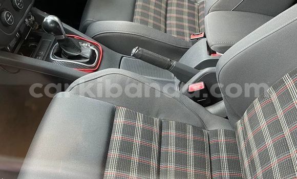 Nunua Ilio tumika Volkswagen Golf Nyeupe Gari ndani ya Kampala nchini Uganda Nunua Ilio tumika Volkswagen Golf Nyeupe Gari ndani ya Kampala nchini Uganda