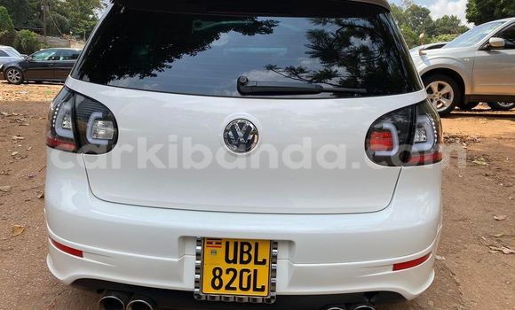 Nunua Ilio tumika Volkswagen Golf Nyeupe Gari ndani ya Kampala nchini Uganda Nunua Ilio tumika Volkswagen Golf Nyeupe Gari ndani ya Kampala nchini Uganda