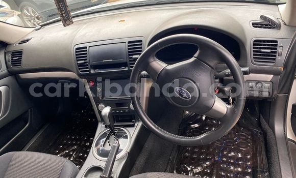 Nunua Ilio tumika Subaru Legacy Nyeupe Gari ndani ya Kampala nchini Uganda Nunua Ilio tumika Subaru Legacy Nyeupe Gari ndani ya Kampala nchini Uganda