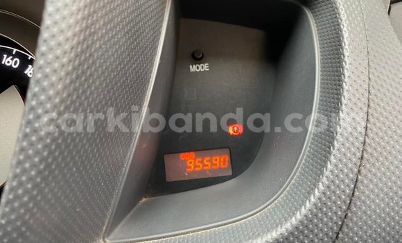 Nunua Ilio tumika Toyota IST Bluu Gari ndani ya Kampala nchini Uganda Nunua Ilio tumika Toyota IST Bluu Gari ndani ya Kampala nchini Uganda