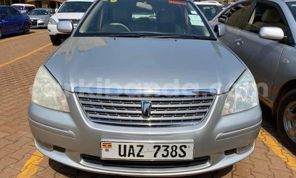 Gura Yakoze Toyota Premio Silver Imodoka i Kampala mu Uganda