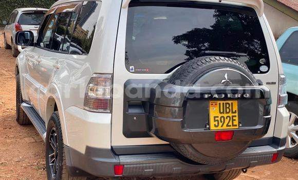 Nunua Ilio tumika Mitsubishi Pajero Nyeupe Gari ndani ya Kampala nchini Uganda Nunua Ilio tumika Mitsubishi Pajero Nyeupe Gari ndani ya Kampala nchini Uganda