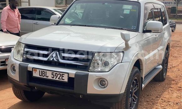 Nunua Ilio tumika Mitsubishi Pajero Nyeupe Gari ndani ya Kampala nchini Uganda Nunua Ilio tumika Mitsubishi Pajero Nyeupe Gari ndani ya Kampala nchini Uganda