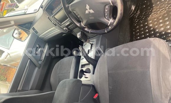 Nunua Ilio tumika Mitsubishi Pajero Nyeupe Gari ndani ya Kampala nchini Uganda Nunua Ilio tumika Mitsubishi Pajero Nyeupe Gari ndani ya Kampala nchini Uganda