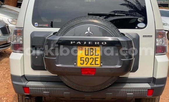 Nunua Ilio tumika Mitsubishi Pajero Nyeupe Gari ndani ya Kampala nchini Uganda Nunua Ilio tumika Mitsubishi Pajero Nyeupe Gari ndani ya Kampala nchini Uganda