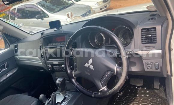 Nunua Ilio tumika Mitsubishi Pajero Nyeupe Gari ndani ya Kampala nchini Uganda Nunua Ilio tumika Mitsubishi Pajero Nyeupe Gari ndani ya Kampala nchini Uganda