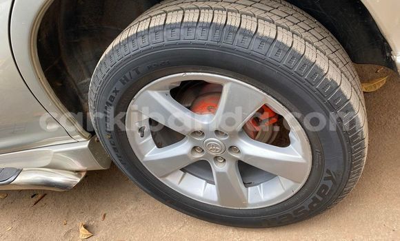 Nunua Ilio tumika Toyota Harrier Fedha Gari ndani ya Kampala nchini Uganda Nunua Ilio tumika Toyota Harrier Fedha Gari ndani ya Kampala nchini Uganda