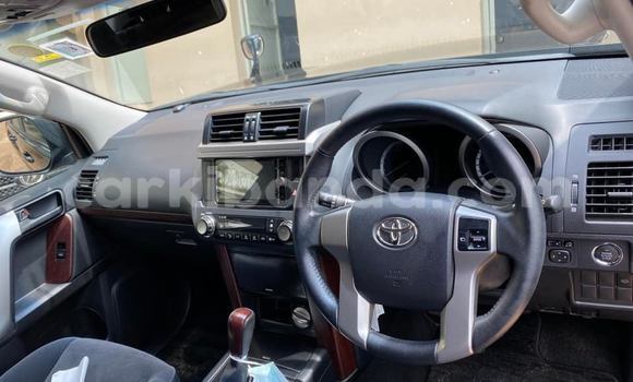 Nunua Ilio tumika Toyota Land Cruiser Prado Nyeusi Gari ndani ya Kampala nchini Uganda Nunua Ilio tumika Toyota Land Cruiser Prado Nyeusi Gari ndani ya Kampala nchini Uganda
