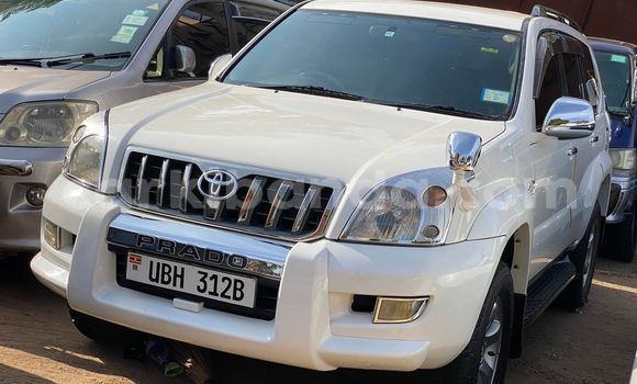 Gura Yakoze Toyota Land Cruiser White Imodoka i Kampala mu Uganda