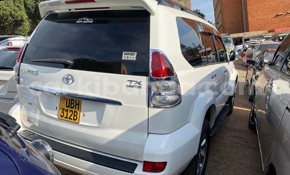 Nunua Ilio tumika Toyota Land Cruiser Nyeupe Gari ndani ya Kampala nchini Uganda Nunua Ilio tumika Toyota Land Cruiser Nyeupe Gari ndani ya Kampala nchini Uganda
