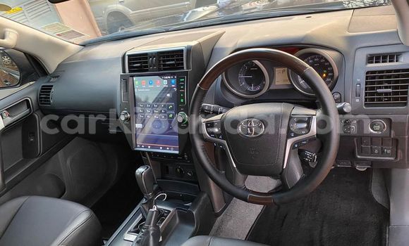 Nunua Ilio tumika Toyota Land Cruiser Nyeusi Gari ndani ya Kampala nchini Uganda Nunua Ilio tumika Toyota Land Cruiser Nyeusi Gari ndani ya Kampala nchini Uganda