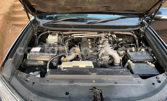 Nunua Ilio tumika Toyota Land Cruiser Nyeusi Gari ndani ya Kampala nchini Uganda Nunua Ilio tumika Toyota Land Cruiser Nyeusi Gari ndani ya Kampala nchini Uganda