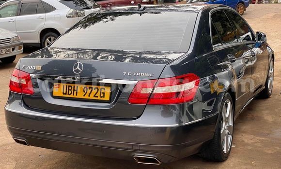 Nunua Ilio tumika Mercedes‒Benz E–Class Bluu Gari ndani ya Kampala nchini Uganda Nunua Ilio tumika Mercedes‒Benz E–Class Bluu Gari ndani ya Kampala nchini Uganda