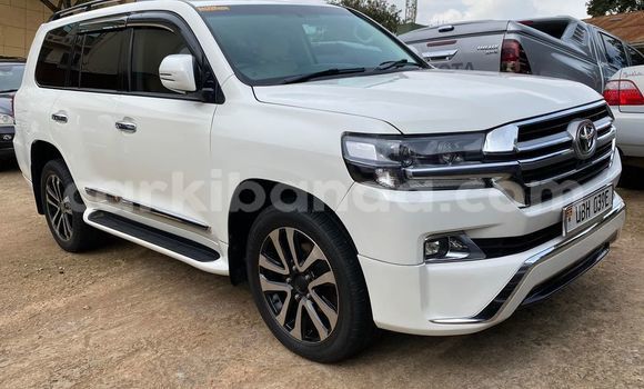 Gura Yakoze Toyota Land Cruiser White Imodoka i Kampala mu Uganda