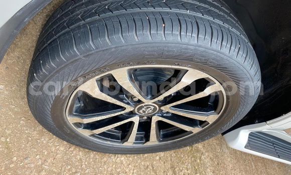 Acheter Occasion Voiture Toyota Land Cruiser Blanc à Kampala, Ouganda Acheter Occasion Voiture Toyota Land Cruiser Blanc à Kampala, Ouganda