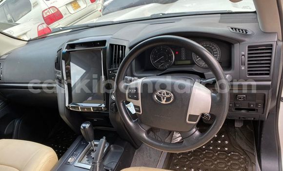 Acheter Occasion Voiture Toyota Land Cruiser Blanc à Kampala, Ouganda Acheter Occasion Voiture Toyota Land Cruiser Blanc à Kampala, Ouganda