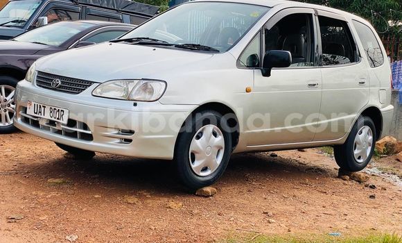 Nunua Ilio tumika Toyota Spacio Fedha Gari ndani ya Kampala nchini Uganda