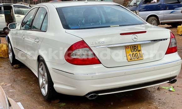 Nunua Ilio tumika Mercedes‒Benz E–Class Nyeupe Gari ndani ya Kampala nchini Uganda Nunua Ilio tumika Mercedes‒Benz E–Class Nyeupe Gari ndani ya Kampala nchini Uganda