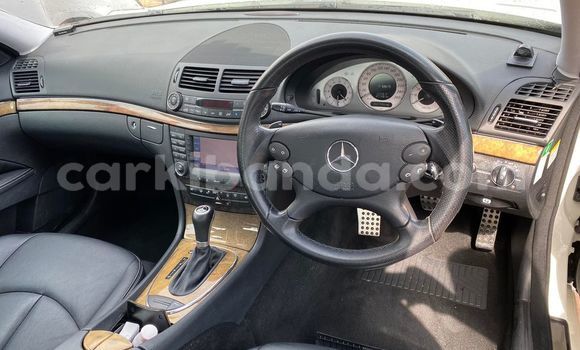 Nunua Ilio tumika Mercedes‒Benz E–Class Nyeupe Gari ndani ya Kampala nchini Uganda Nunua Ilio tumika Mercedes‒Benz E–Class Nyeupe Gari ndani ya Kampala nchini Uganda