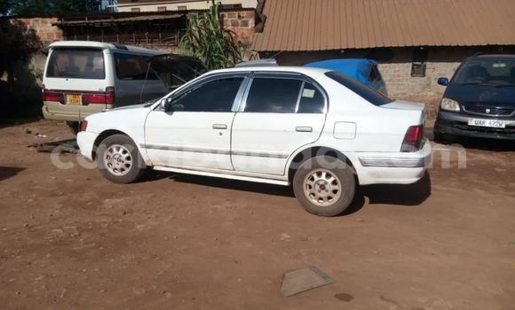 Nunua Ilio tumika Toyota Corsa Nyeupe Gari ndani ya Kampala nchini Uganda