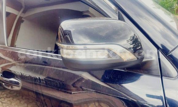 Gura Yakoze Toyota Land Cruiser Black Imodoka i Kampala mu Uganda