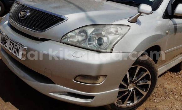 Nunua Ilio tumika Toyota Harrier Nyeupe Gari ndani ya Kampala nchini Uganda
