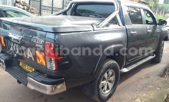 Nunua Ilio tumika Toyota Hilux Nyeusi Gari ndani ya Kampala nchini Uganda