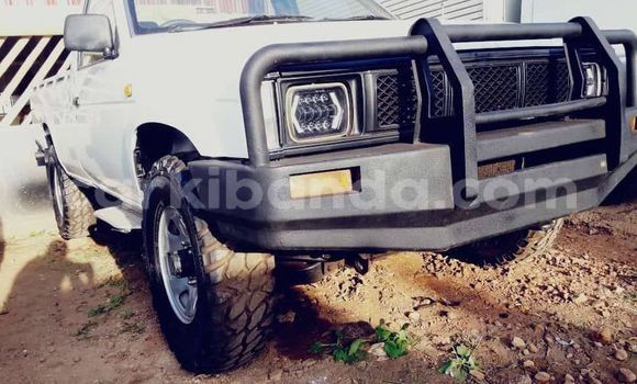 Acheter Occasion Voiture Nissan Datsun Blanc à Kampala, Ouganda Acheter Occasion Voiture Nissan Datsun Blanc à Kampala, Ouganda