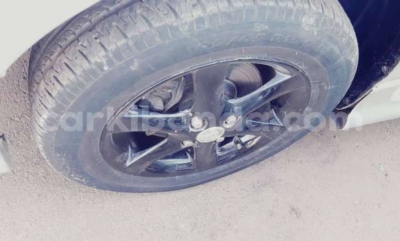 Acheter Occasion Voiture Toyota Allex Blanc à Kampala, Ouganda Acheter Occasion Voiture Toyota Allex Blanc à Kampala, Ouganda