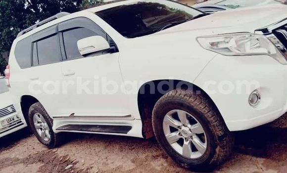 Nunua Ilio tumika Toyota Land Cruiser Prado Nyeupe Gari ndani ya Kampala nchini Uganda