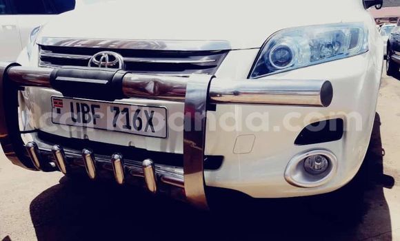 Acheter Occasion Voiture Toyota Vanguard Blanc à Kampala, Ouganda