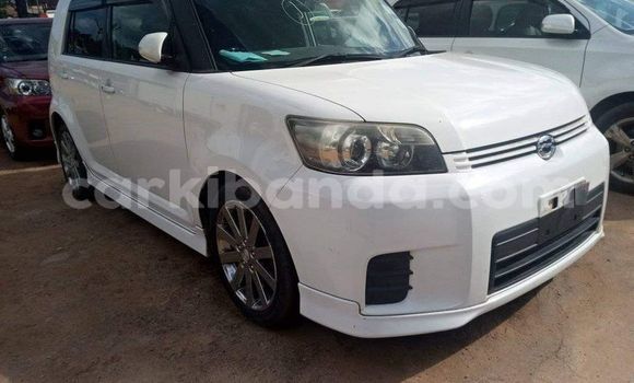 Nunua Ilio tumika Toyota Corolla Rumion Nyeupe Gari ndani ya Kampala nchini Uganda