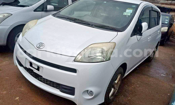 Nunua Ilio tumika Toyota Passo Nyeupe Gari ndani ya Kampala nchini Uganda