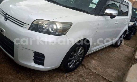 Nunua Ilio tumika Toyota Corolla Rumion Nyeupe Gari ndani ya Kampala nchini Uganda