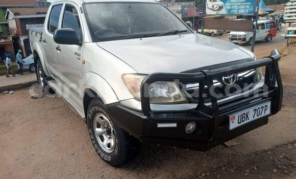 Gura Yakoze Toyota Hilux Silver Imodoka i Kampala mu Uganda