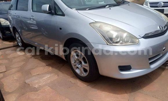Gura Yakoze Toyota Wish Silver Imodoka i Kampala mu Uganda