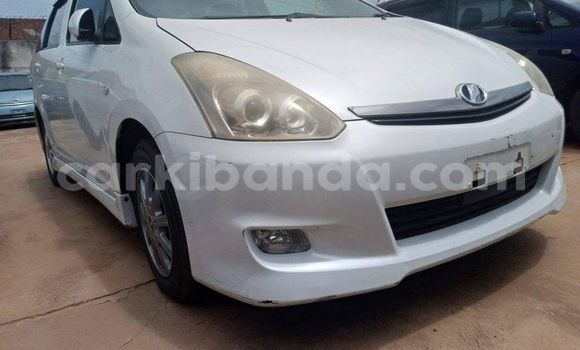 Nunua Ilio tumika Toyota Wish Nyeupe Gari ndani ya Kampala nchini Uganda