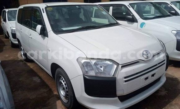 Gura Yakoze Toyota Probox White Imodoka i Kampala mu Uganda