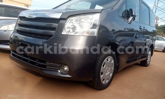 Gura Yakoze Toyota Noah Black Imodoka i Kampala mu Uganda