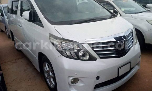 Gura Yakoze Toyota Alphard White Imodoka i Kampala mu Uganda