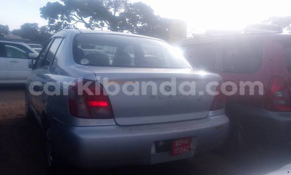 Acheter Occasion Voiture Toyota Platz Gris à Kampala, Ouganda Acheter Occasion Voiture Toyota Platz Gris à Kampala, Ouganda