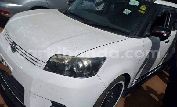 Nunua Ilio tumika Toyota Corolla Rumion Nyeupe Gari ndani ya Kampala nchini Uganda
