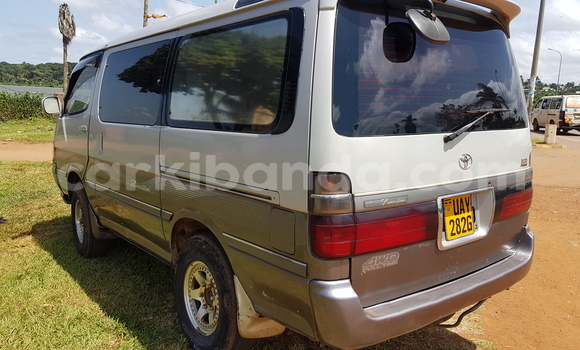 Nunua Ilio tumika Toyota Super Custom Fedha Gari ndani ya Kampala nchini Uganda